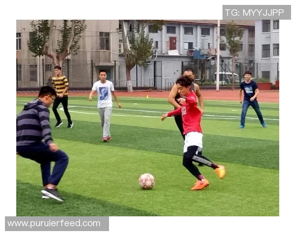 超帅黑人足球明星的魅力与成就揭示了运动场上的风采与激情