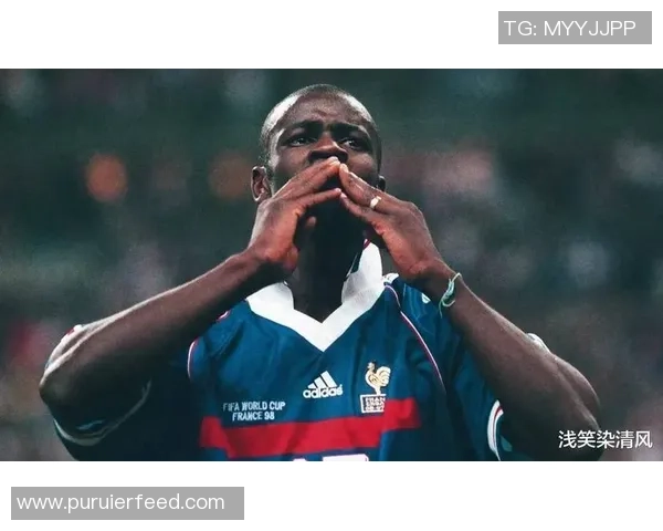 足球明星R7的传奇之路与影响力解析追寻他在绿茵场上的辉煌瞬间